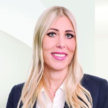 Portrait photo of Jana Hoge