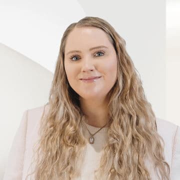 Portrait photo of Sylvia Simon