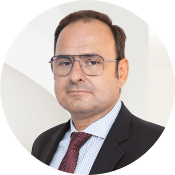 Portrait photo of Tasos Tzouvelekis