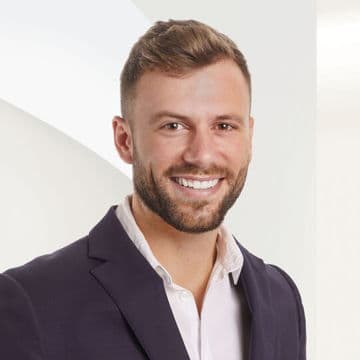 Portrait photo of Toni Company Toeps