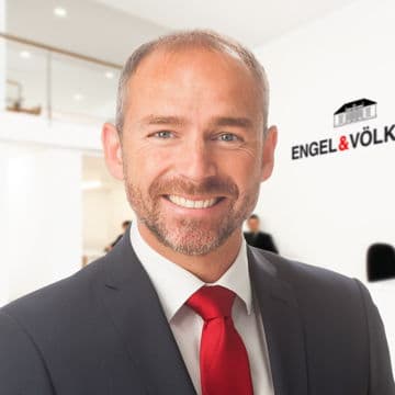 Portrait photo of Sascha Brandes