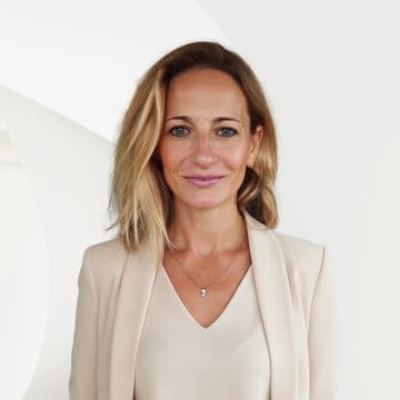 Portrait photo of Sara Deen