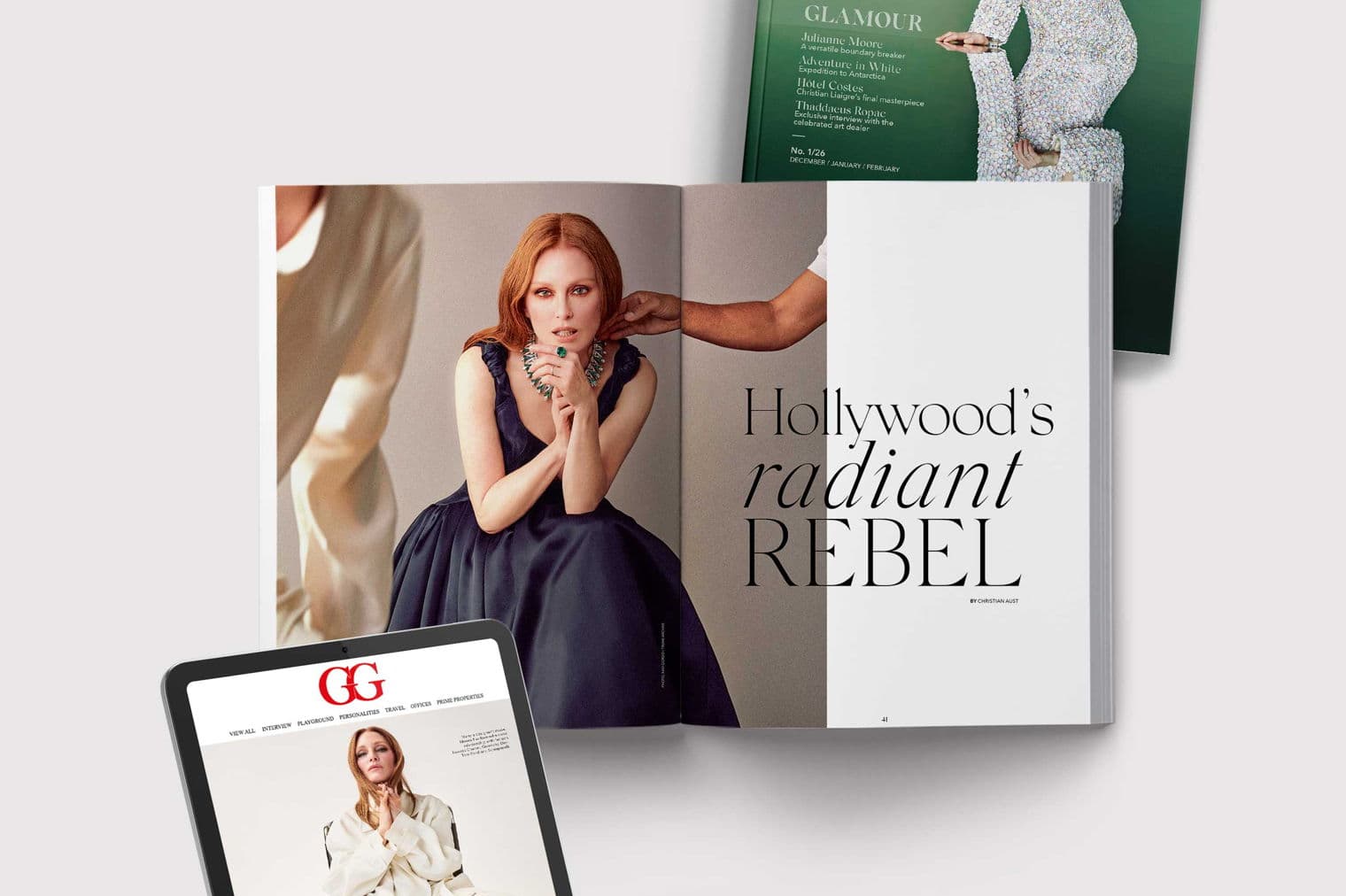 Engel & Völkers Magazin mit einer Frau in einem blauen Kleid und Schmuck, sowie einem Tablet und einem Magazincover.