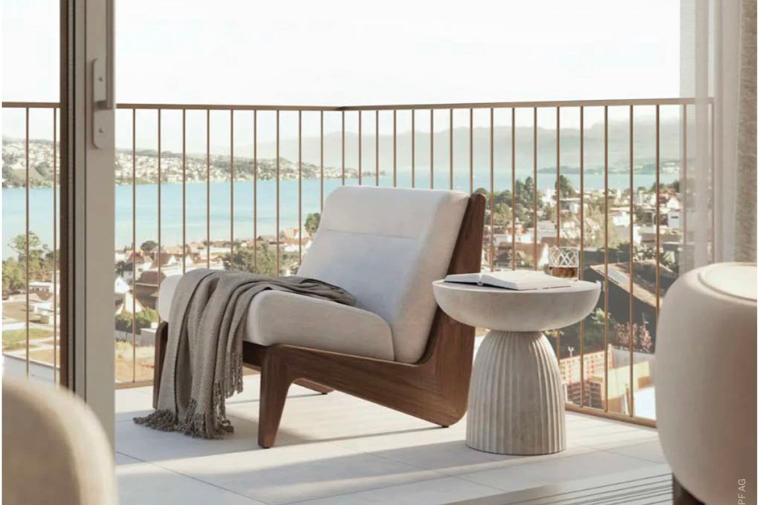 Vue sur le balcon avec chaise blanche, jeté gris et table ronde sur laquelle reposent un livre et un verre. Lac et bâtiments en arrière-plan.