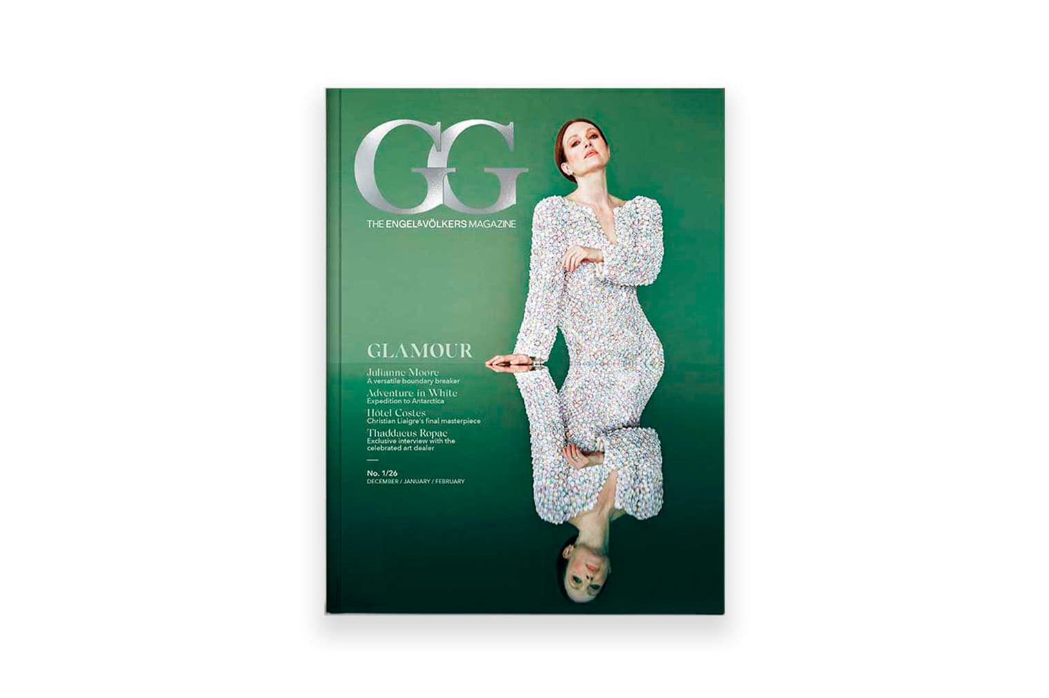 Zeitschriftencover mit Julianne Moore in einem weißen Paillettenkleid, das sich auf einem grünen Hintergrund spiegelt. "GG Das Engel & Völkers Magazin" steht oben.