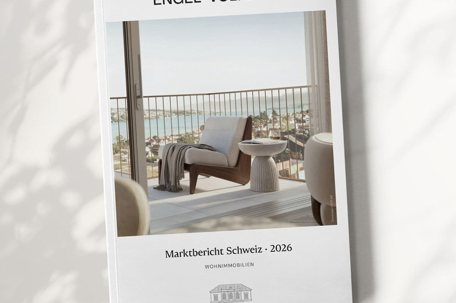Engel & Völkers, brochure "Rapport sur le marché suisse 2026". La couverture montre un balcon avec une chaise, une table et une vue sur l'océan.