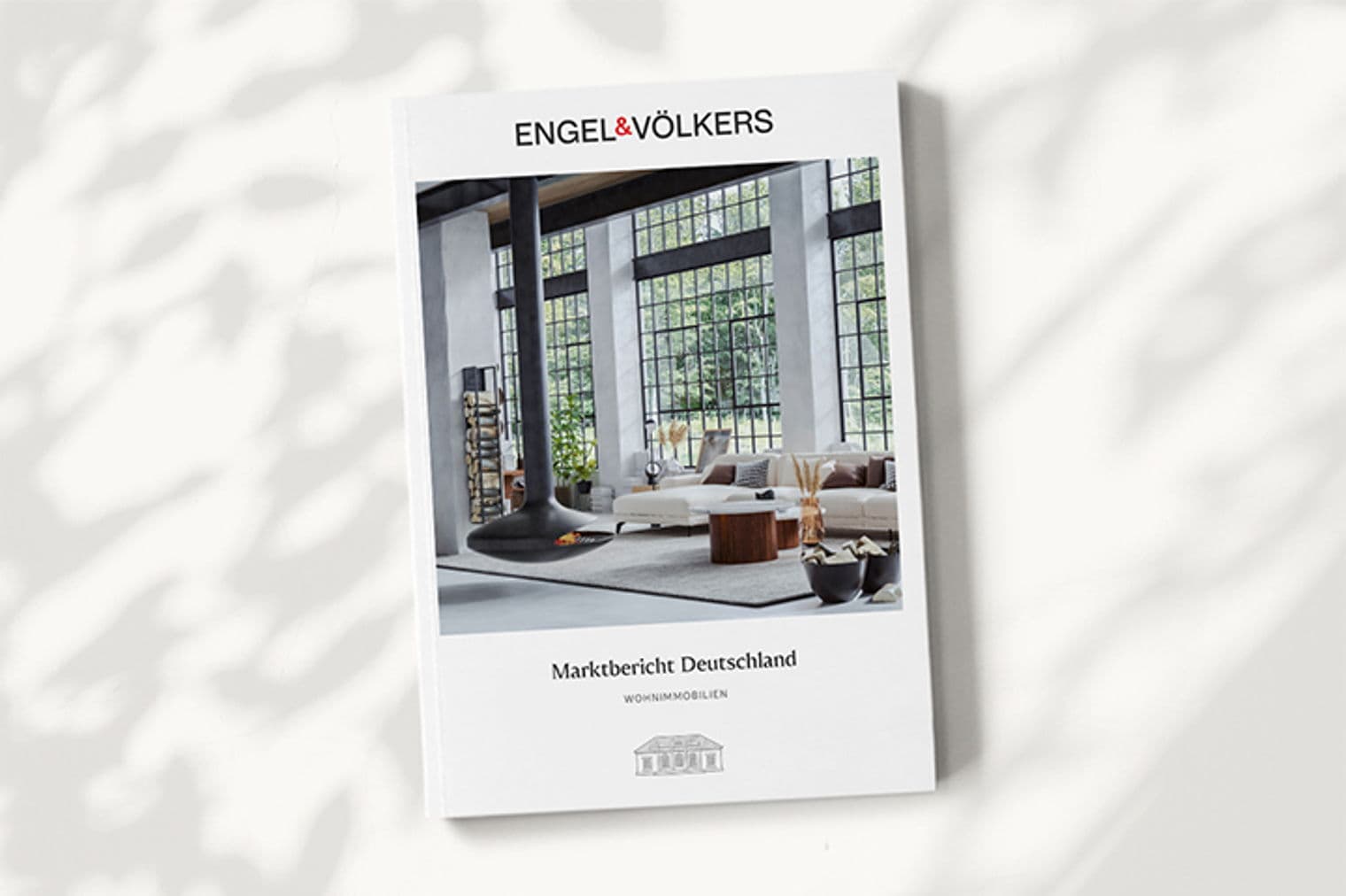 Engel & Völkers Marktbericht-Cover mit einem modernen Wohnzimmer mit einem hängenden Kamin und großen Fenstern.