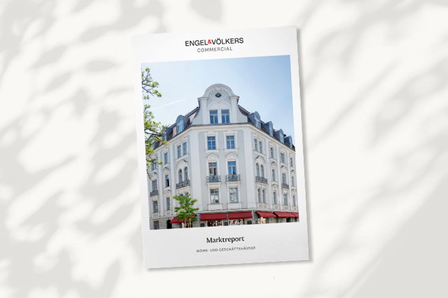 Engel & Völkers Commercial Marktbericht-Cover mit einem hellgrauen Gebäude mit einer roten Markise.