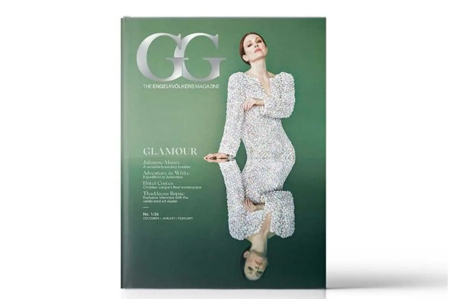 Zeitschriftencover mit Julianne Moore in einem weißen Paillettenkleid vor einem grünen Hintergrund, gespiegelt in einem Spiegel.