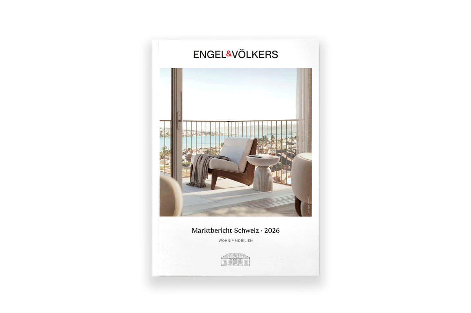 Engel & Völkers Broschürenumschlag mit einem Balkon mit Stuhl, Tisch und Meerblick.