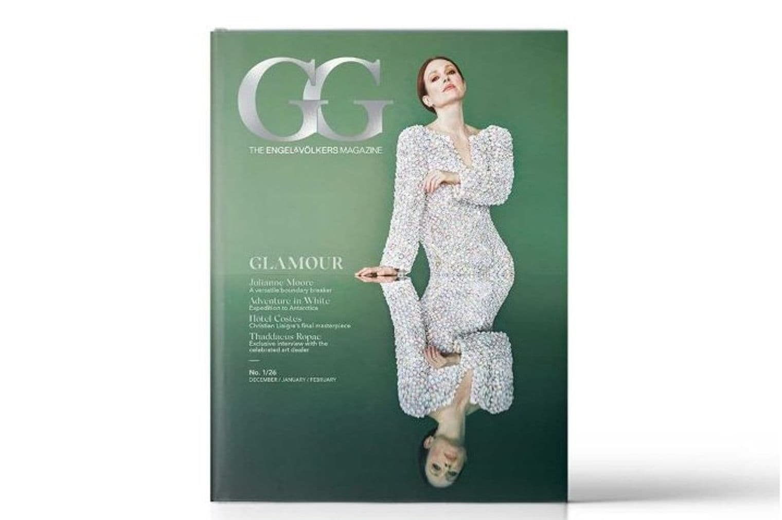 Zeitschriftencover mit Julianne Moore in einem weißen Kleid vor einem grünen Hintergrund, gespiegelt in einem Spiegel.