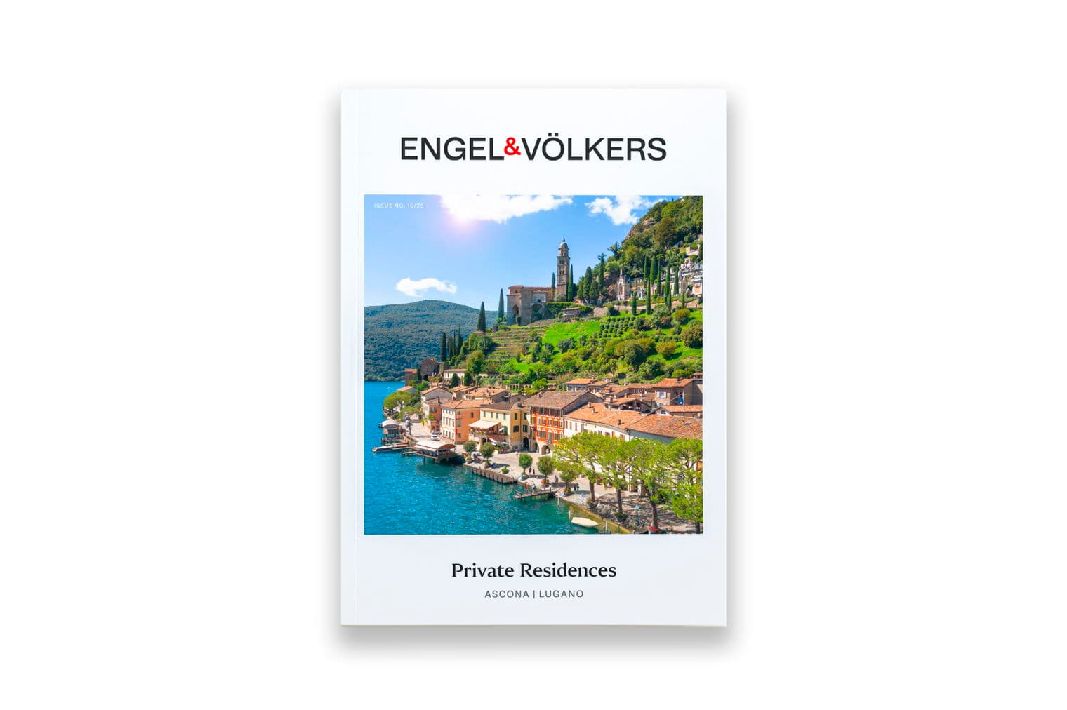 Copertina della rivista Engel & Völkers con una città costiera italiana caratterizzata da edifici colorati e una chiesa su una collina.