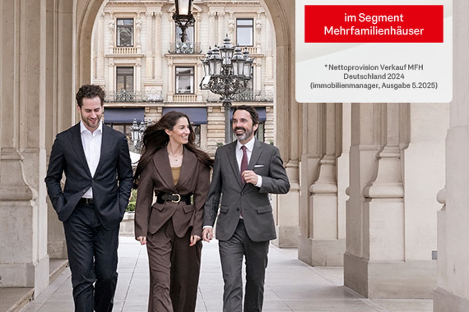 Drei Immobilienmakler gehen unter einem Torbogen hindurch. Ein Mann und eine Frau tragen Anzüge, und ein Schild trägt die Aufschrift "Marktfuhrer" oder "Market Leader".