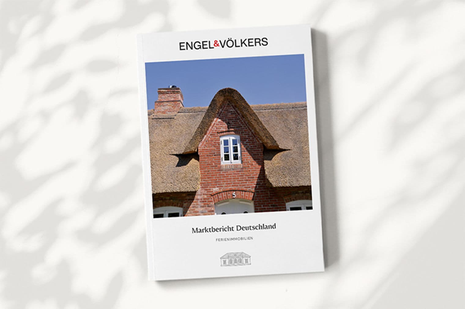 Engel & Völkers Marktbericht mit einem reetgedeckten Haus auf dem Cover.