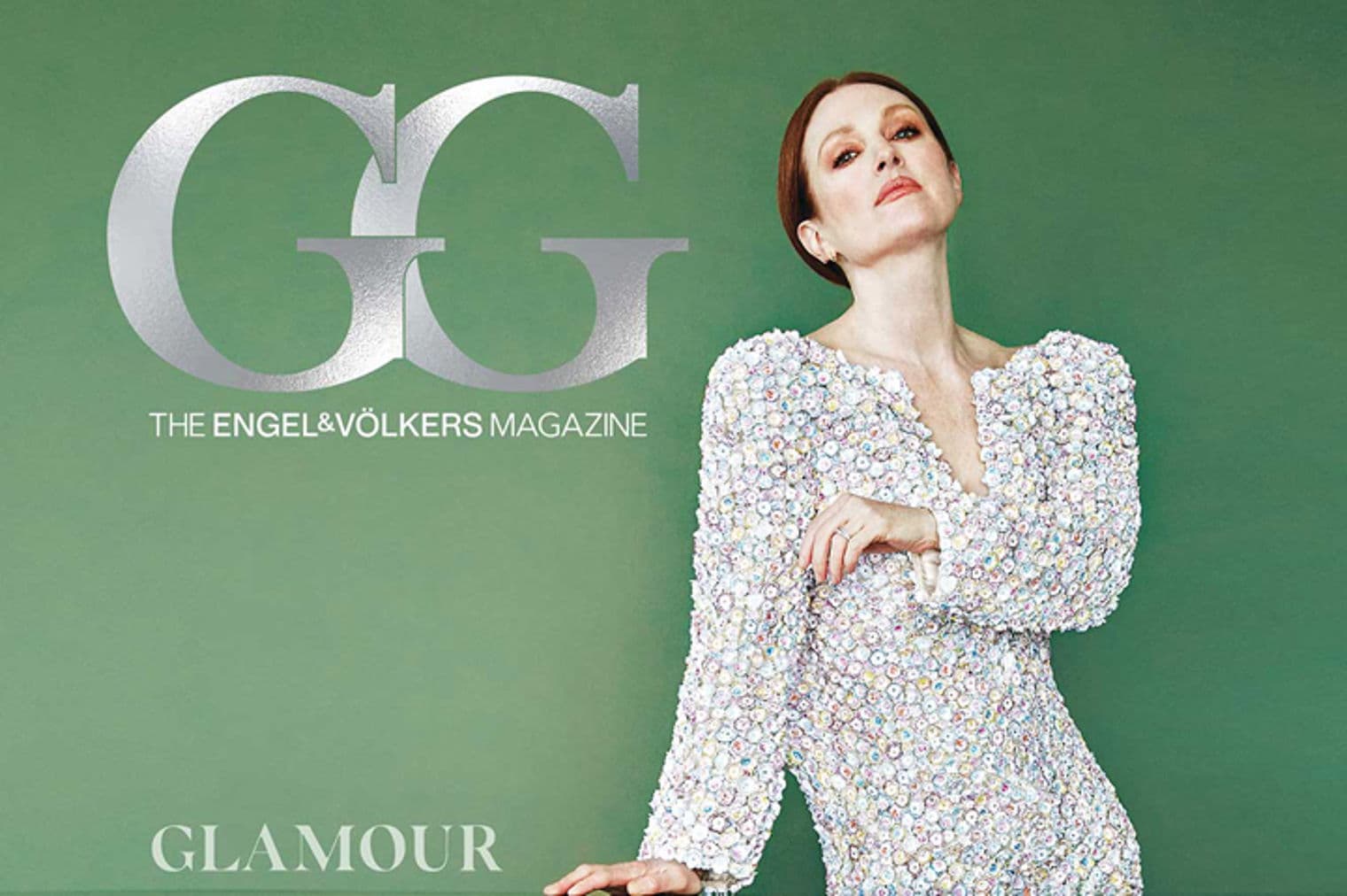 Zeitschriftencover mit Julianne Moore in einem Paillettenkleid vor einem grünen Hintergrund.