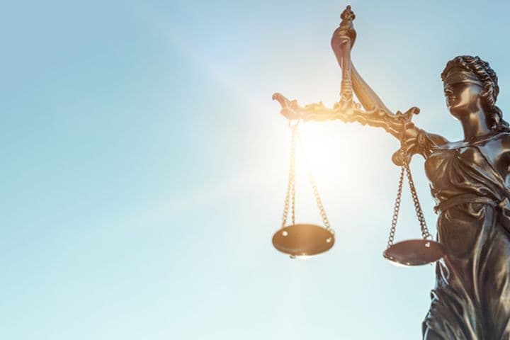 Statue de la justice sur fond de ciel