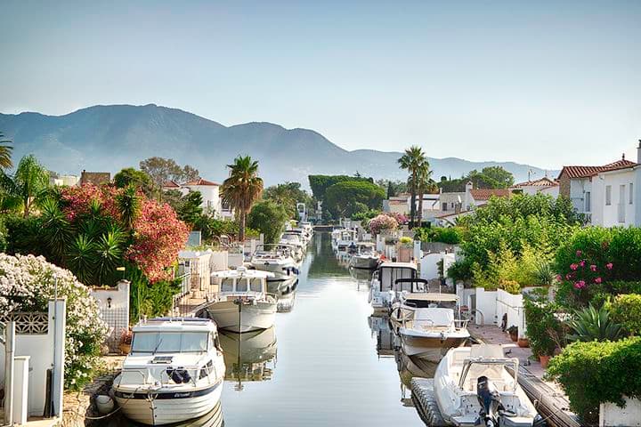 Vista de los amarres de Empuriabrava después de los puentes con embarcaciones y casas