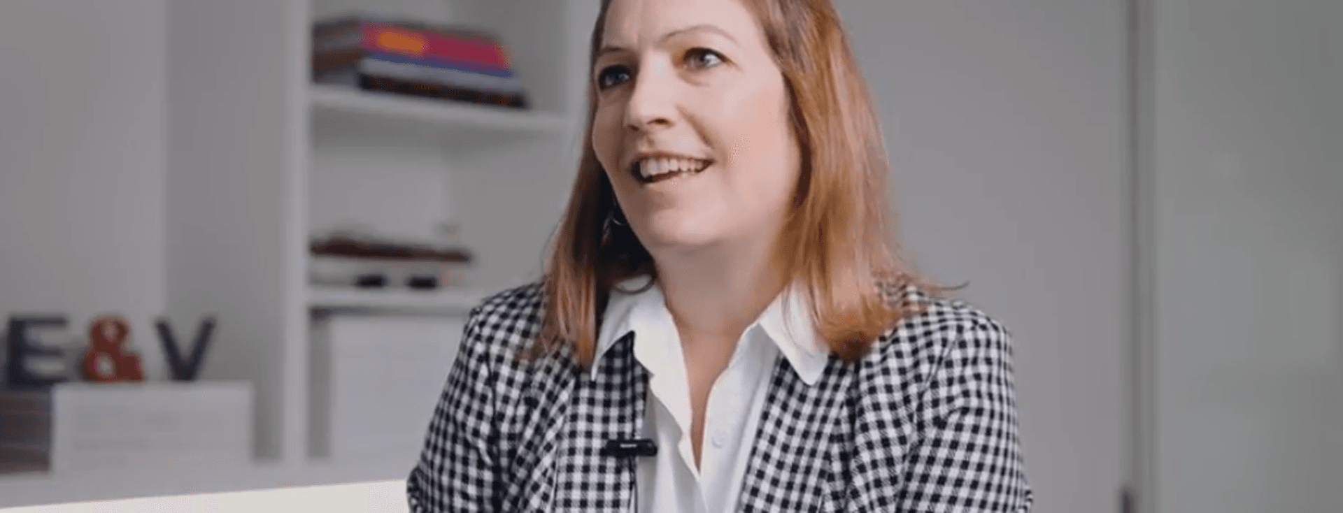 Cristina contando su experiencia en E&V