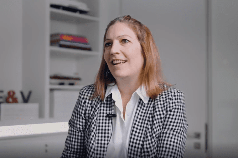 Cristina contando su experiencia en E&V