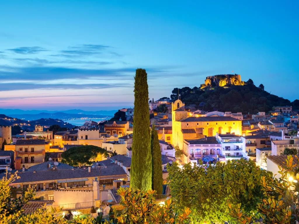 Atardecer de un pueblo en la Costa Brava