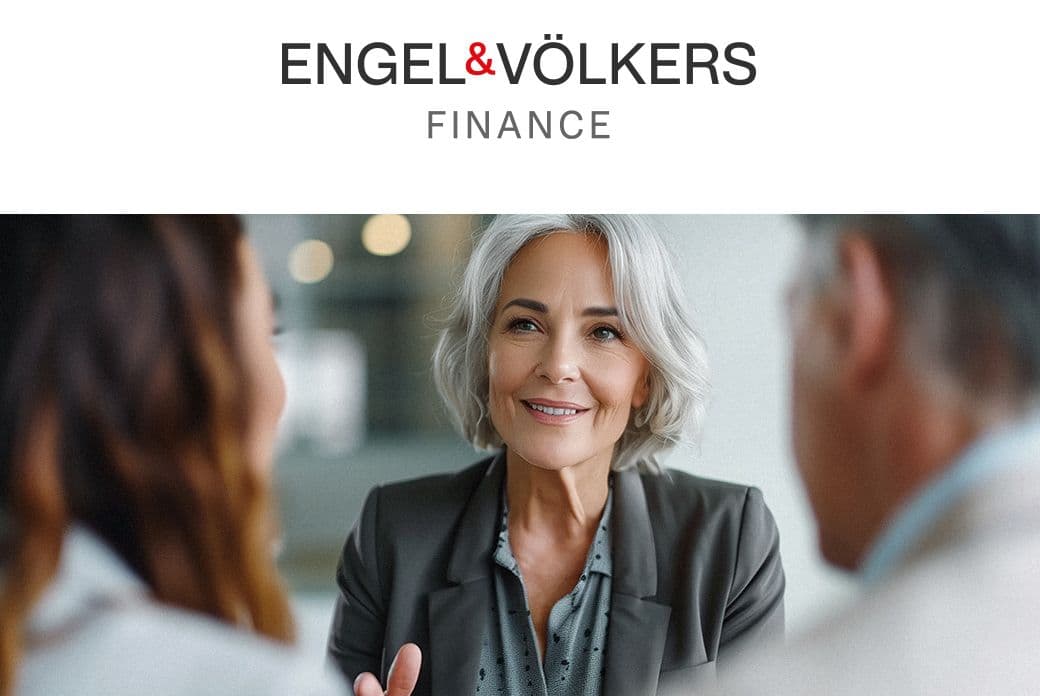 Engel & Völkers Finance: A smiling woman with gray hair in a gray blazer meets with two people.