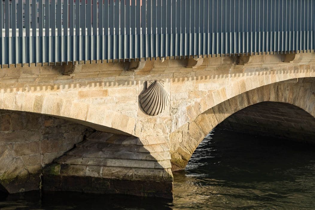 Ponte do Burgo - Pontevedra - Un pont antic amb una closca sobre la pedra