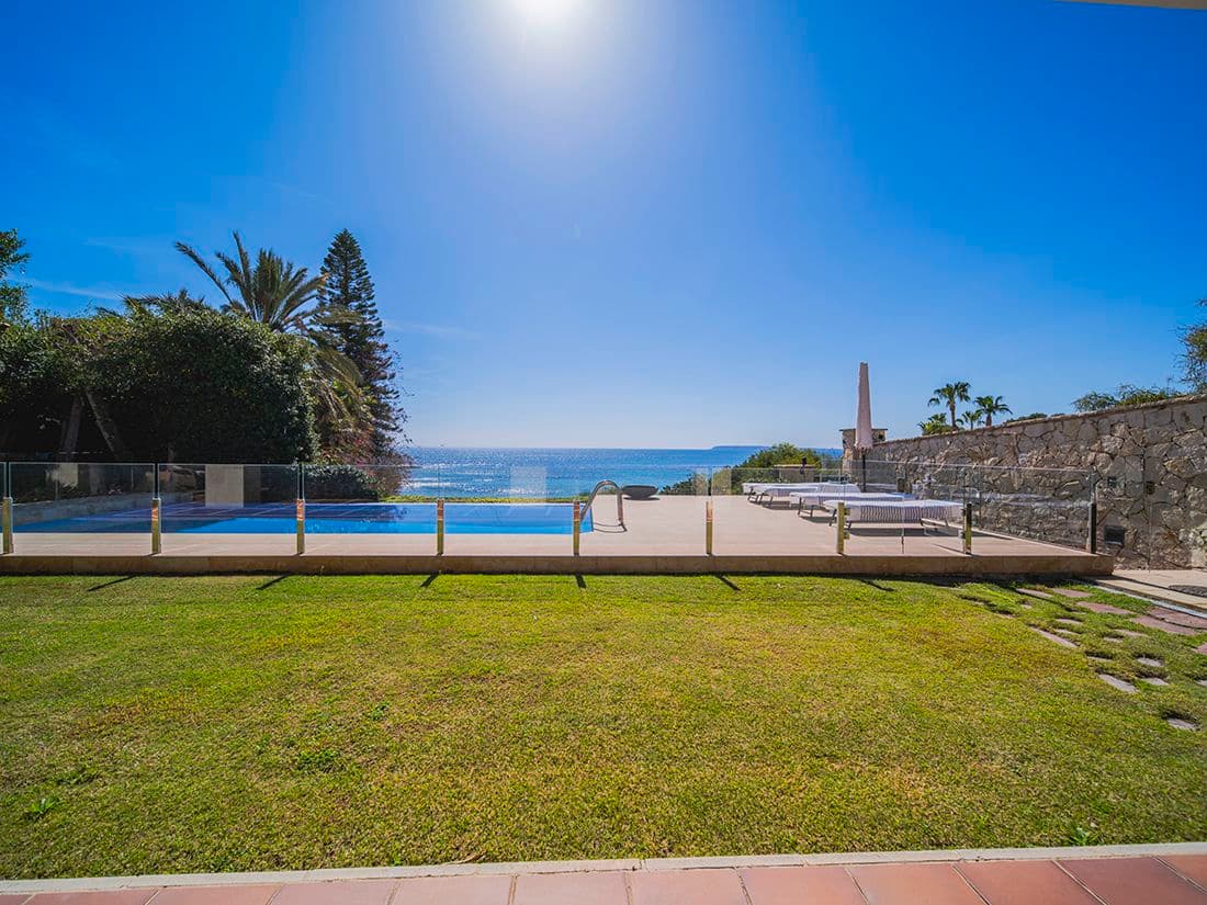 Vila exclusiva a Cabo Huertas just davant del mar amb piscina privada, 16m de façana marítima i terrasses panoràmiques.