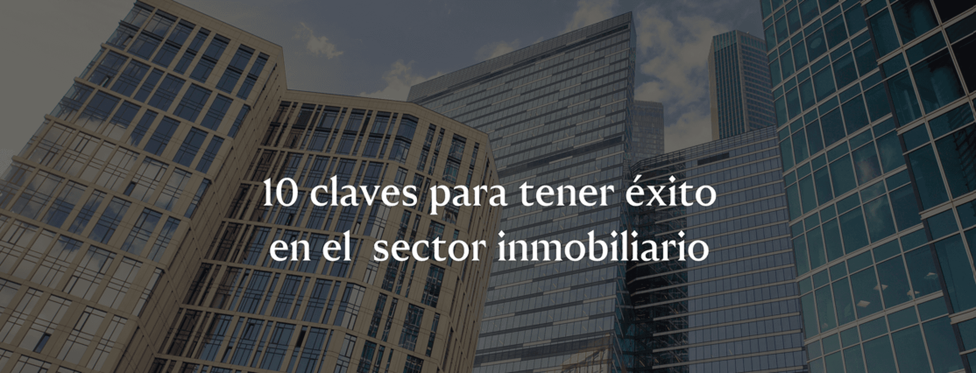 Vista de modernos rascacielos de cristal contra un cielo nublado, con texto superpuesto en español.