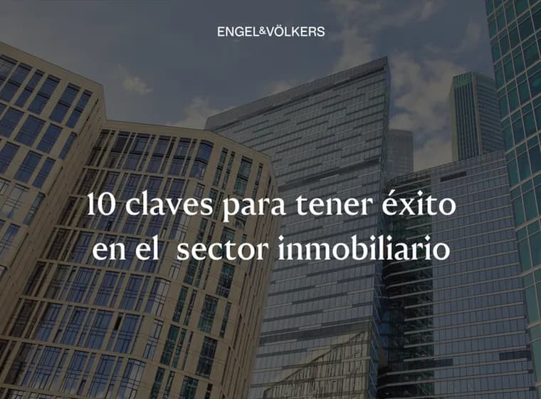 Vista de modernos rascacielos de cristal contra un cielo nublado, con texto superpuesto en español.