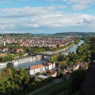 Luftaufnahme von Würzburg mit Altstadt, Mainufer, Brücken und Weinbergen – idyllischer Blick über die fränkische Stadt