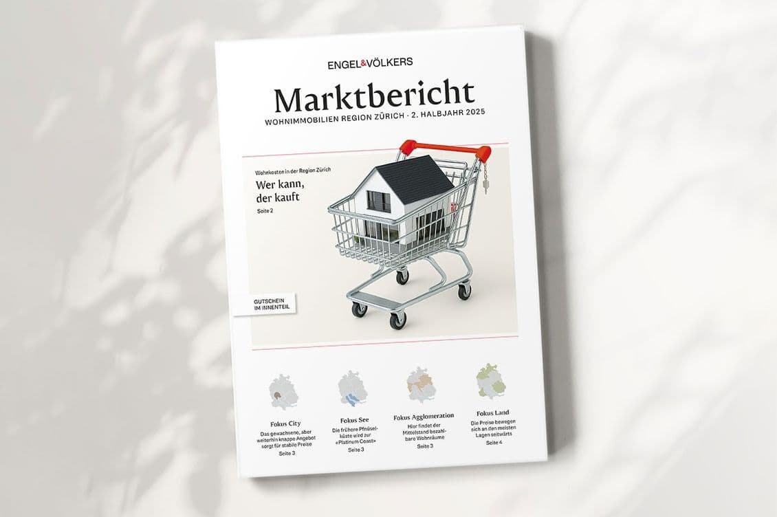 Titelbild des Marktberichts Wohnimmobilien Zürich 2025: Haus im Einkaufswagen als Symbol für Kaufkraft und Immobilienpreise