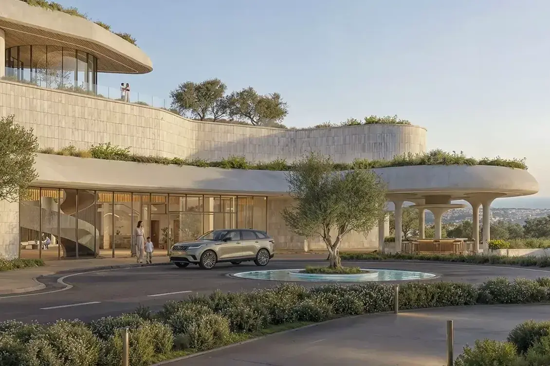 Zona de entrada de Azurean Marbella en Marbella, con acceso en coche, fuente y vistas al mar Imagen generada por IA