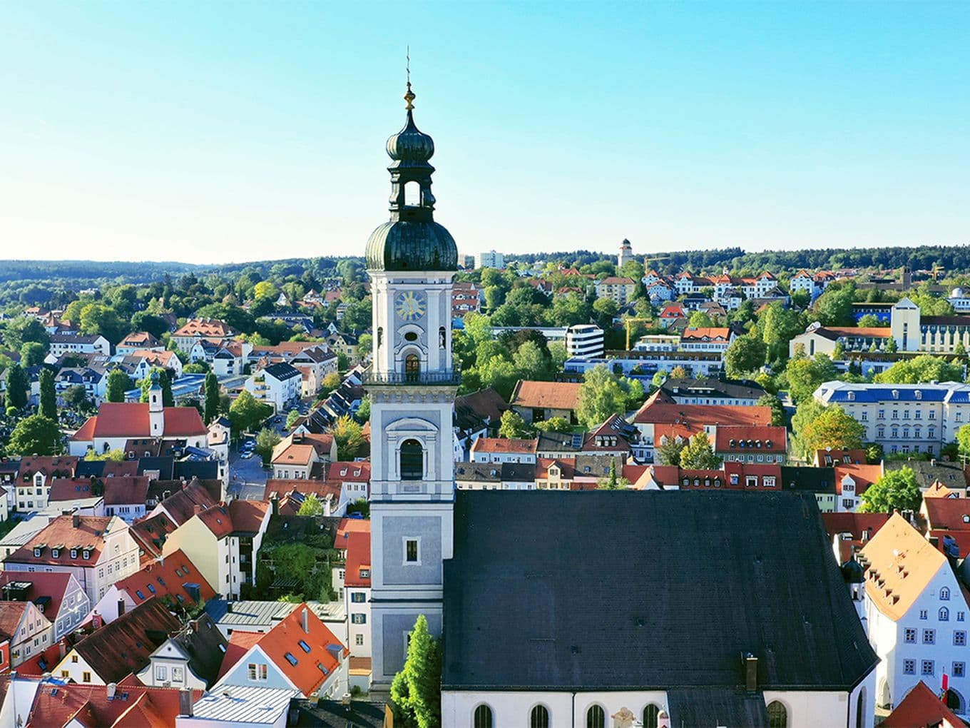Aerial view of Freising with St. George’s Parish Church – Insights into property price trends and real estate demand in the 2025 market report.