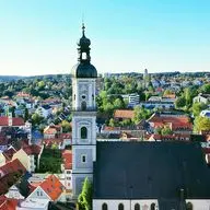 Luftaufnahme der St. Georg Kirche in Freising, Marienplatz, Bayern, mit umliegenden Wohn- und Geschäftsgebäuden.