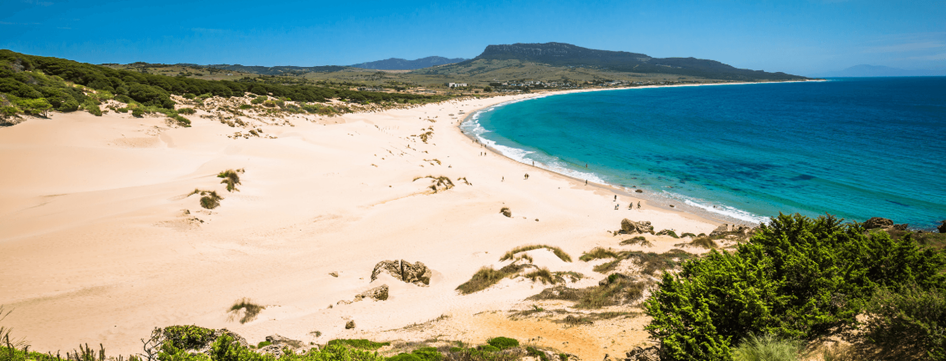 Platja de Bolonia: un paradís natural amb la seva sorra natural a l'esquerra i la mar blava a la dreta, a la Costa de Cadis.