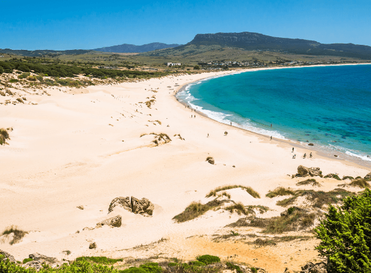 Platja de Bolonia: un paradís natural amb la seva sorra natural a l'esquerra i la mar blava a la dreta, a la Costa de Cadis.