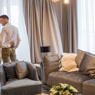 Zufriedene Mieter in ihrer neuen Untermietwohnung in Dubai