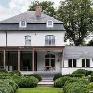 Historische Villa mit modernem Anbau und üppigem Garten demonstriert Wertsteigerung für Immobilien durch gelungene Kombination von Alt und Neu