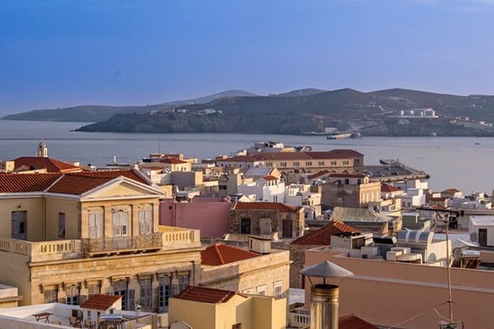 Ένα τοπίο όμορφο μιας πόλης με θέα τη θάλασσα και το βούνο.