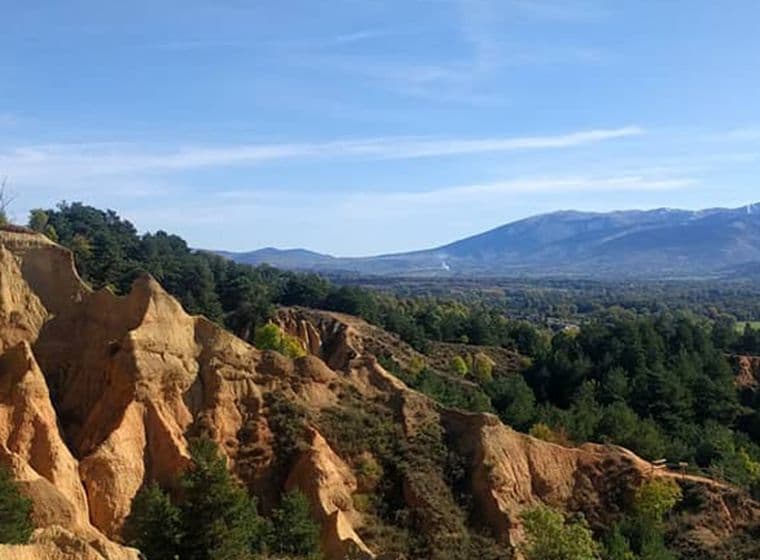 Badlands Olopte. Badlands o terra roja erosionada i vistes a les muntanyes