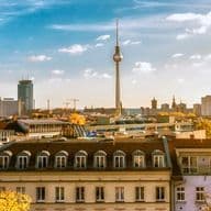 Berlin Skyline im Sonnenlicht mit Blick auf den Berliner Fernsehturm