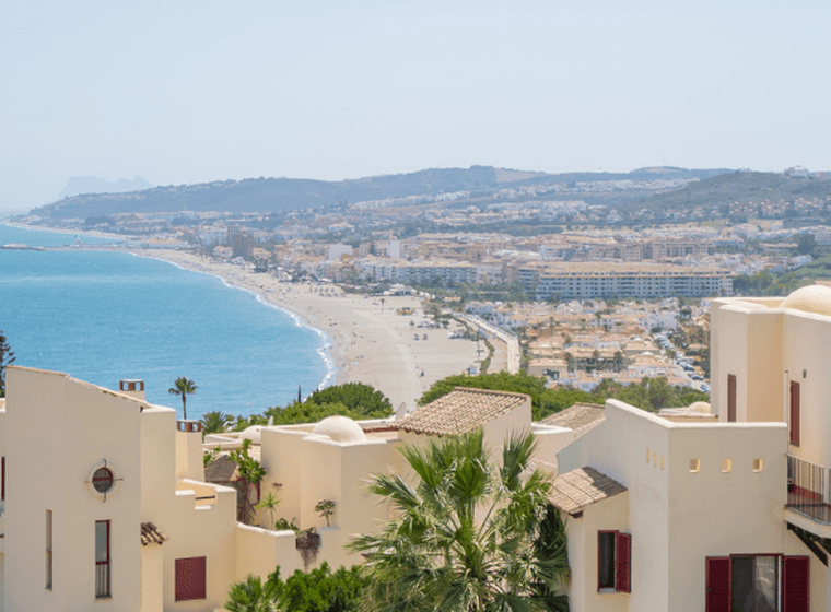 Urbanització de Casares - cases blanques i vista al mar. Algunes palmeres