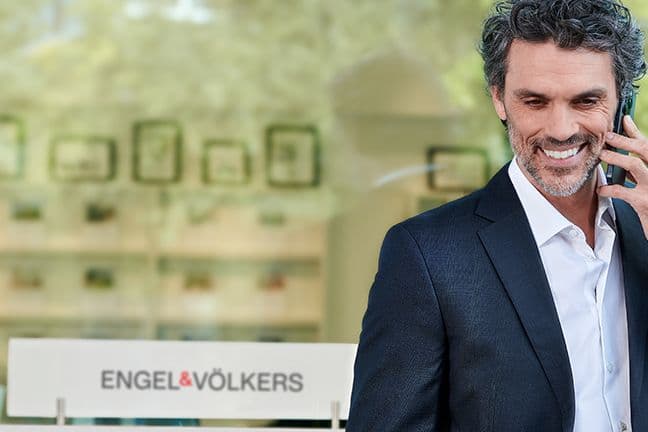 Ένας σύμβουλος ακινήτων, έξω από το κατάστημα της Engel & Völkers.