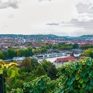 Weitläufige Luftaufnahme über Würzburg mit Blick auf die historische Altstadt, die Löwenbrücke über den Main und die umliegenden Weinberge