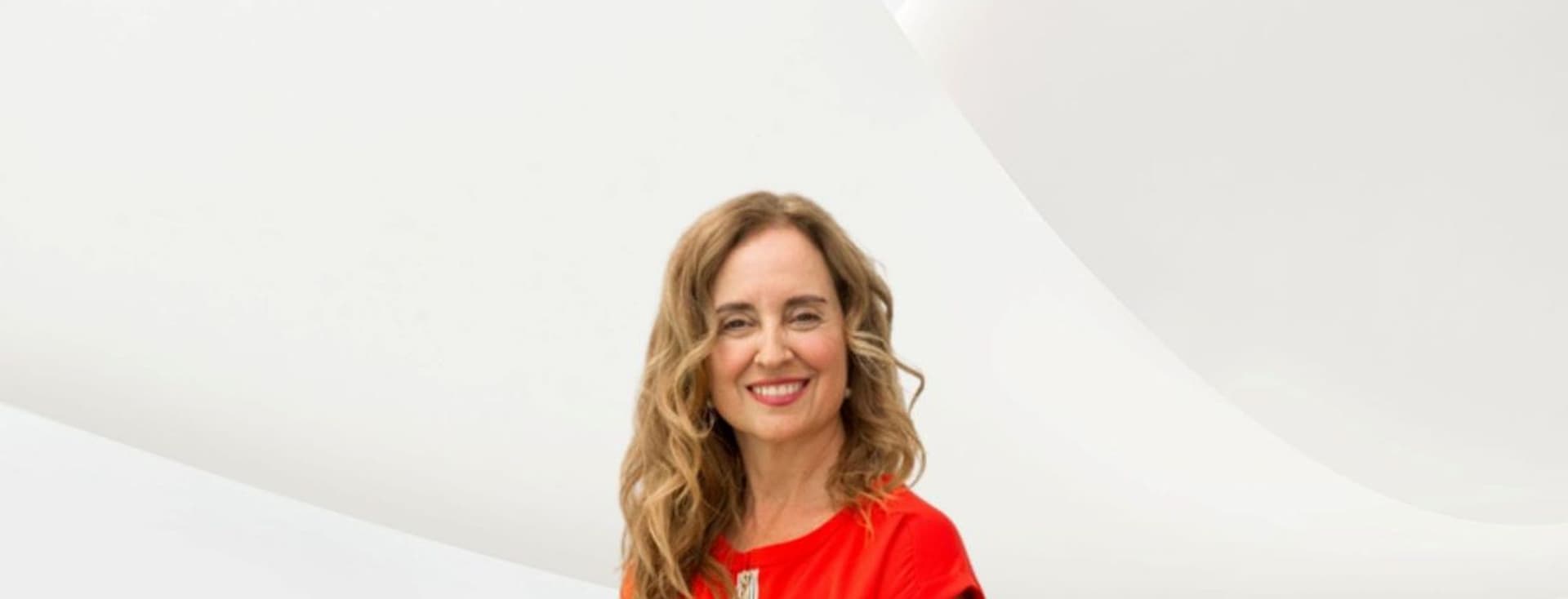 Agente inmobiliaria mujer vestida de rojo, con pelo rubio