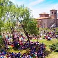Vista de las Fiestas de San Prudencio en Vitoria con la Iglesia y muchas personas alrededor