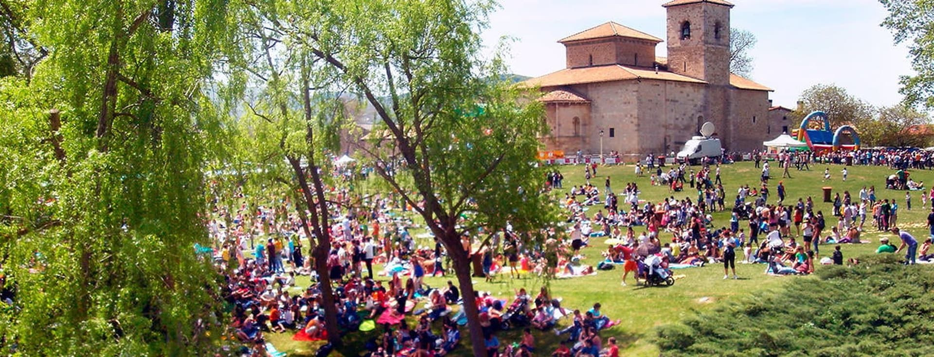 Vista de las Fiestas de San Prudencio en Vitoria con la Iglesia y muchas personas alrededor
