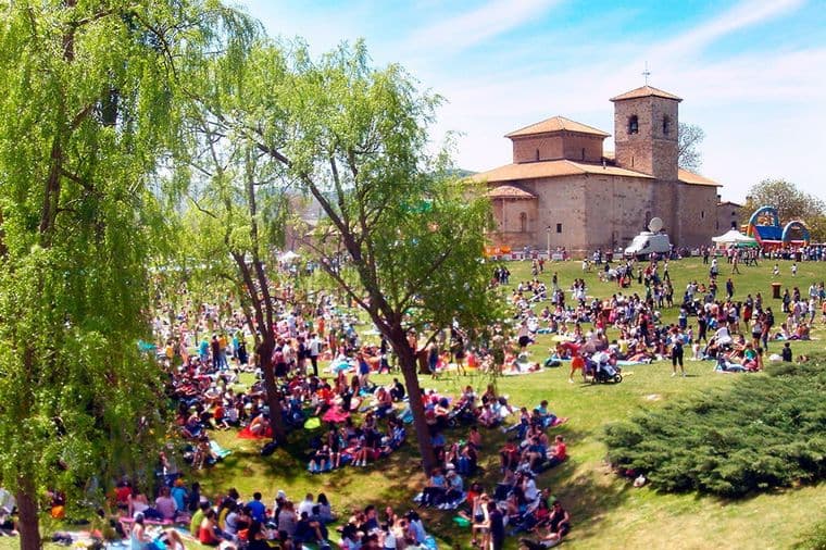 Vista de las Fiestas de San Prudencio en Vitoria con la Iglesia y muchas personas alrededor