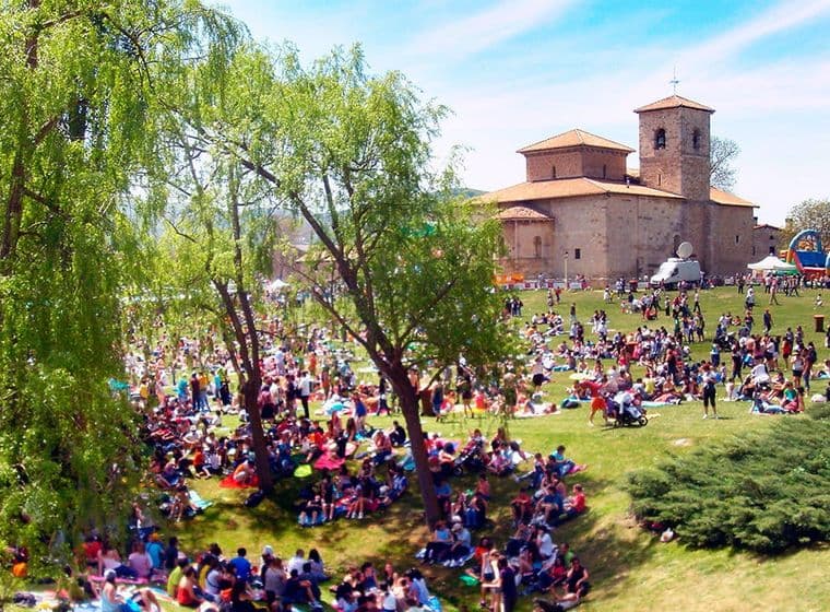 Vista de las Fiestas de San Prudencio en Vitoria con la Iglesia y muchas personas alrededor