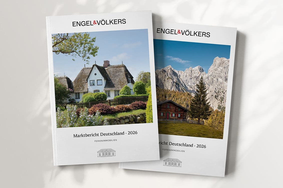 Zwei Marktberichte von Engel & Völkers mit dem Titel Marktbericht Deutschland 2026, deren Titel die Bilder eines strohgedeckten Hauses und einer Berglandschaft zeigen
